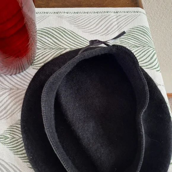 Classic Black Beret - Picture 4 of 4